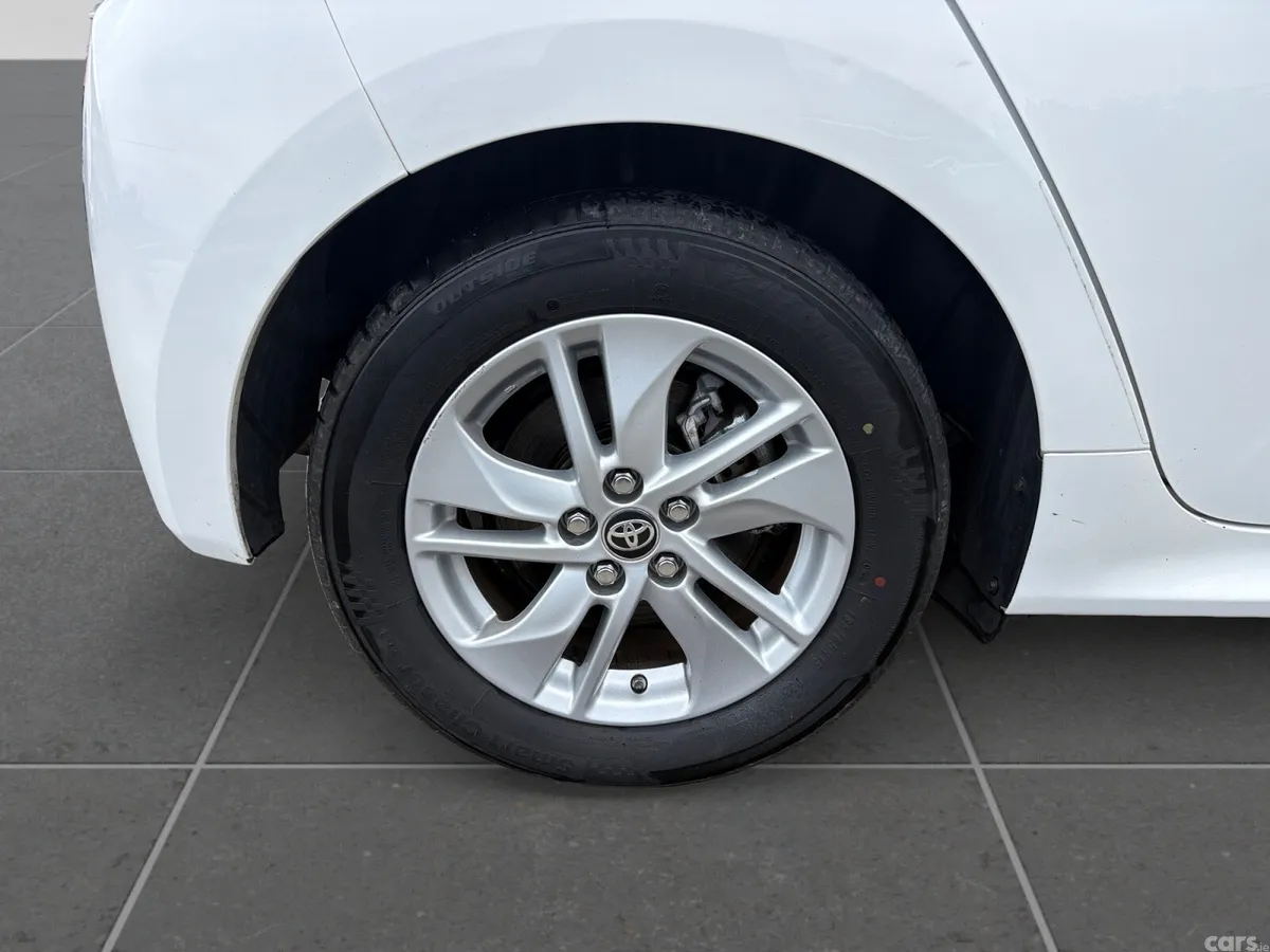 Toyota Yaris Hatchback, Petrol Hybrid, 2023, White