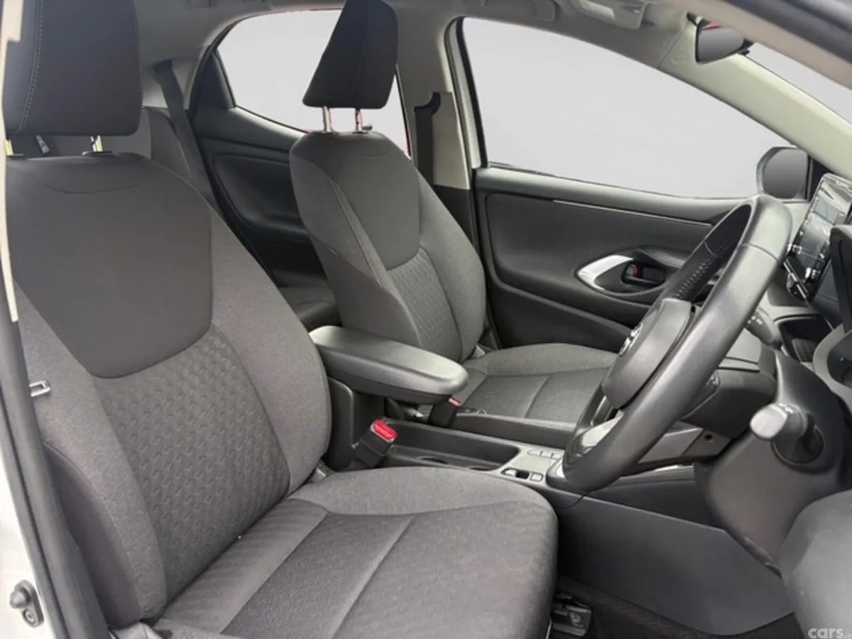 Toyota Yaris Hatchback, Petrol Hybrid, 2023, White