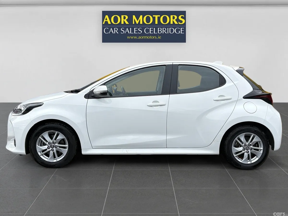 Toyota Yaris Hatchback, Petrol Hybrid, 2023, White