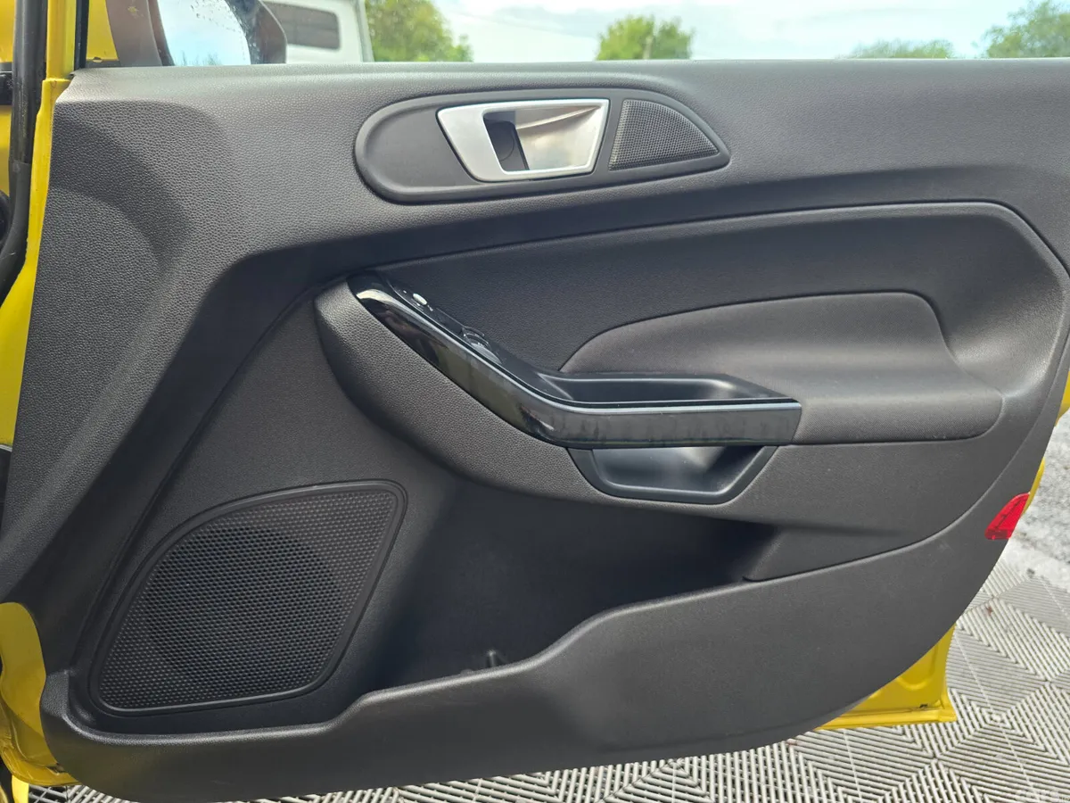 Ford Fiesta Hatchback, Petrol, 2014, Yellow