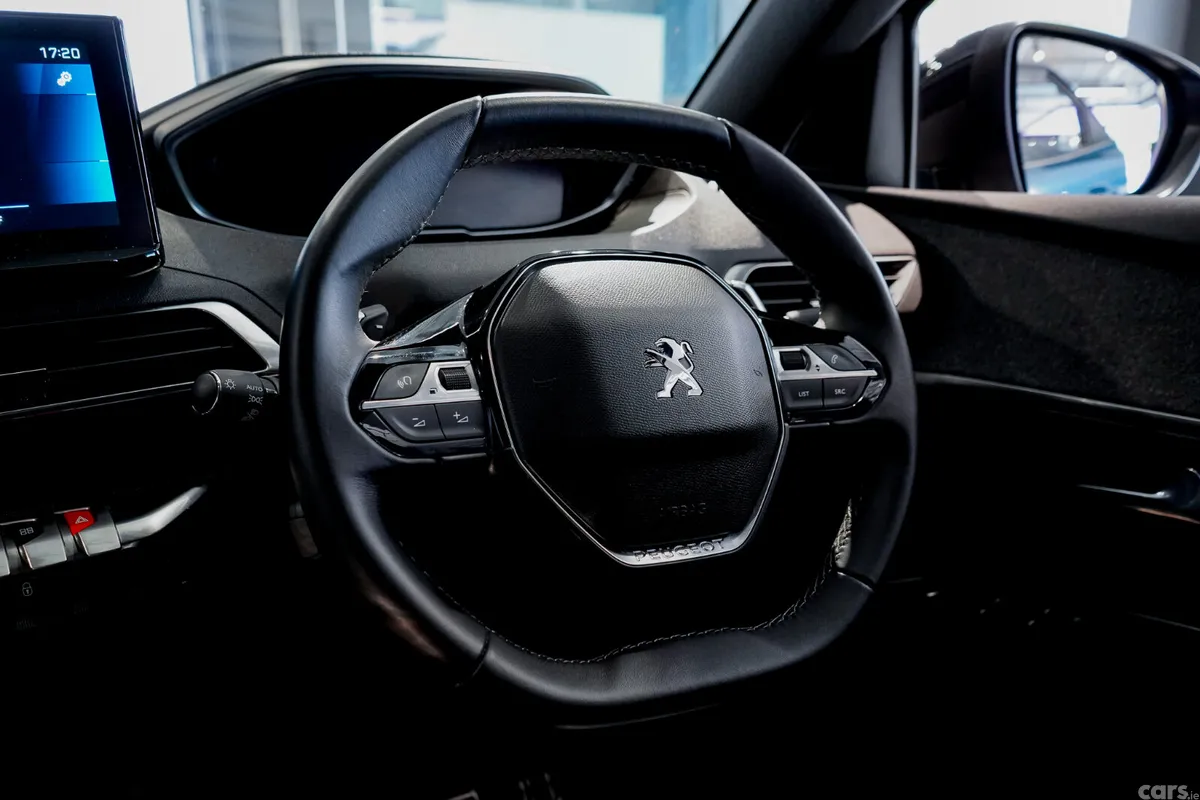 Peugeot 3008 MPV, Diesel, 2023, Blue