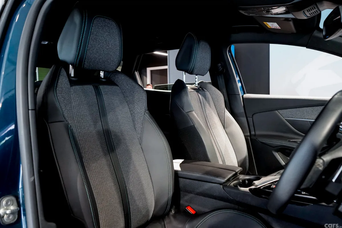 Peugeot 3008 MPV, Diesel, 2023, Blue