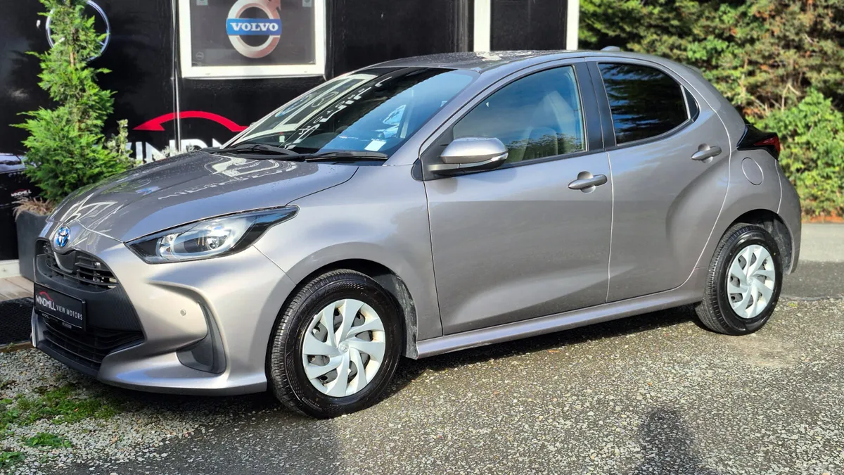 Toyota Yaris Hatchback, Petrol Hybrid, 2022, Silver