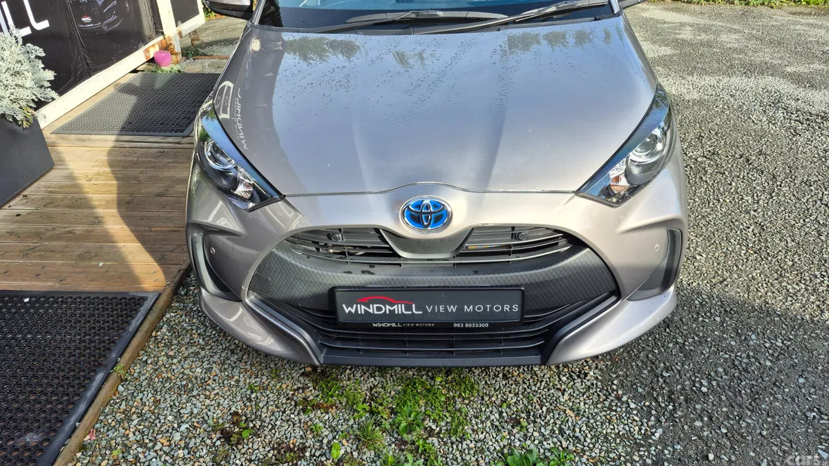 Toyota Yaris Hatchback, Petrol Hybrid, 2022, Silver