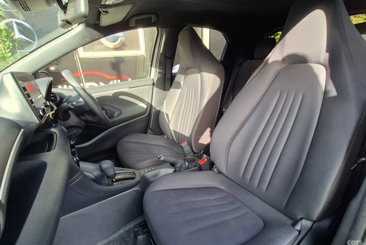 Toyota Yaris Hatchback, Petrol Hybrid, 2022, Silver