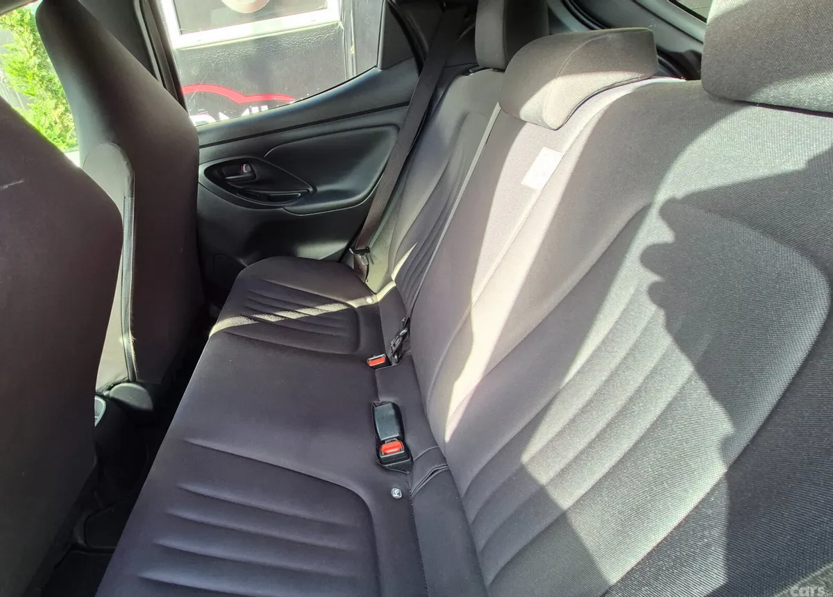 Toyota Yaris Hatchback, Petrol Hybrid, 2022, Silver