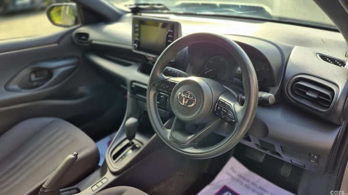 Toyota Yaris Hatchback, Petrol Hybrid, 2022, Silver