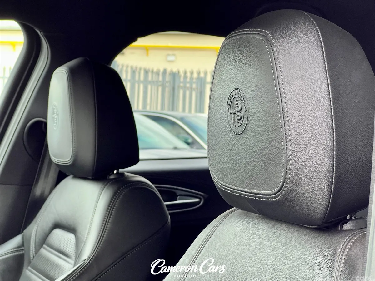 Alfa Romeo Giulia Saloon, Petrol, 2023, Red