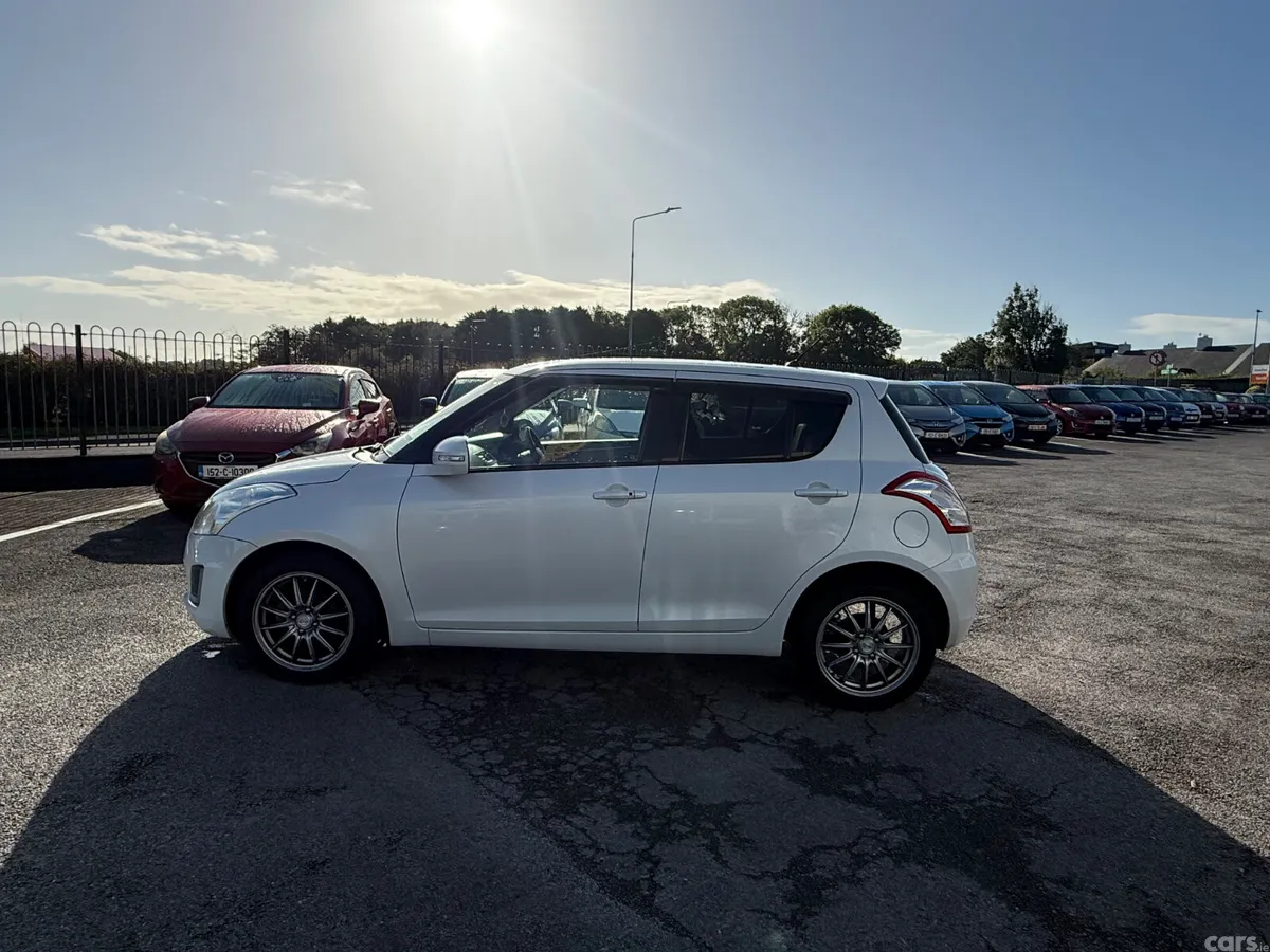 Suzuki Swift Hatchback, Petrol, 2015, White