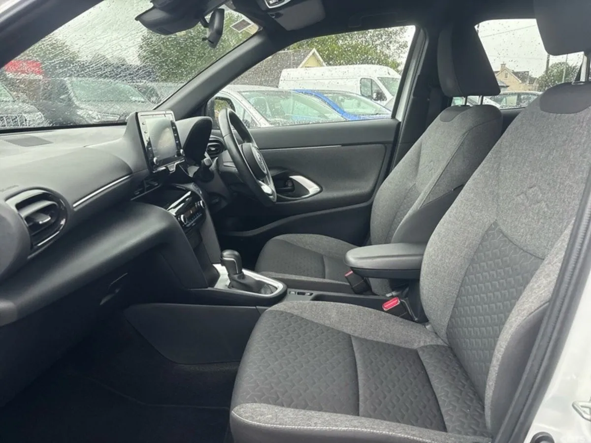 Toyota Yaris Cross Hatchback, Petrol Hybrid, 2021, White