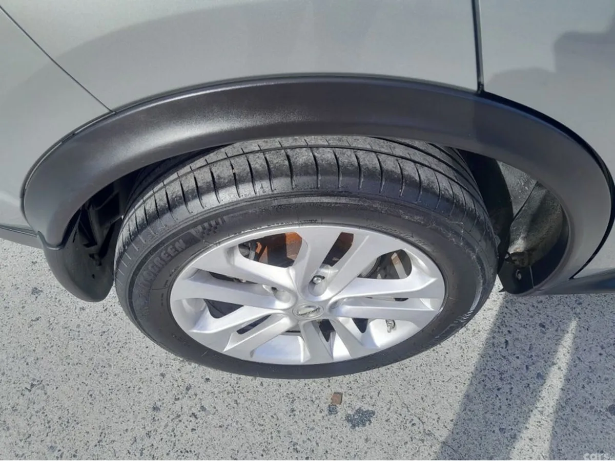 Nissan Juke Hatchback, Petrol, 2015, Silver
