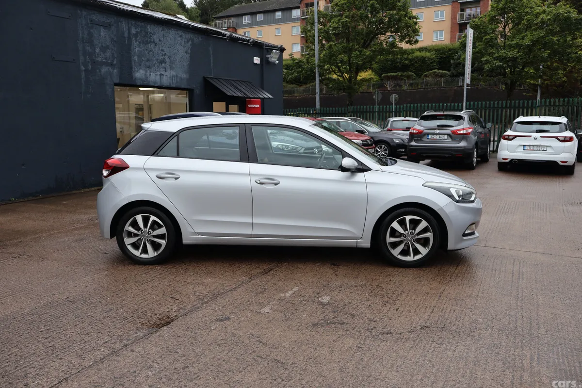 Hyundai i20 Hatchback, Petrol, 2016, Silver