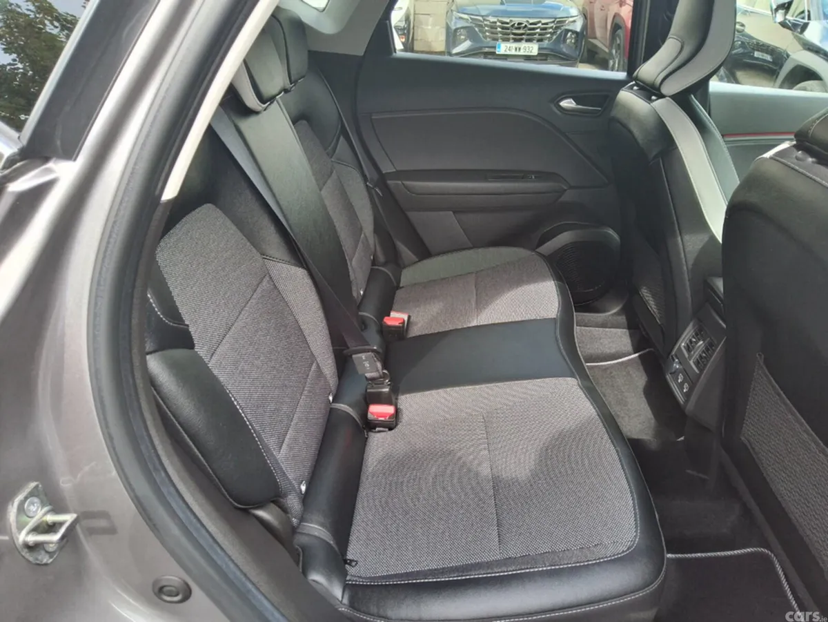 Renault Captur SUV, Petrol Plug-in Hybrid, 2023, Grey