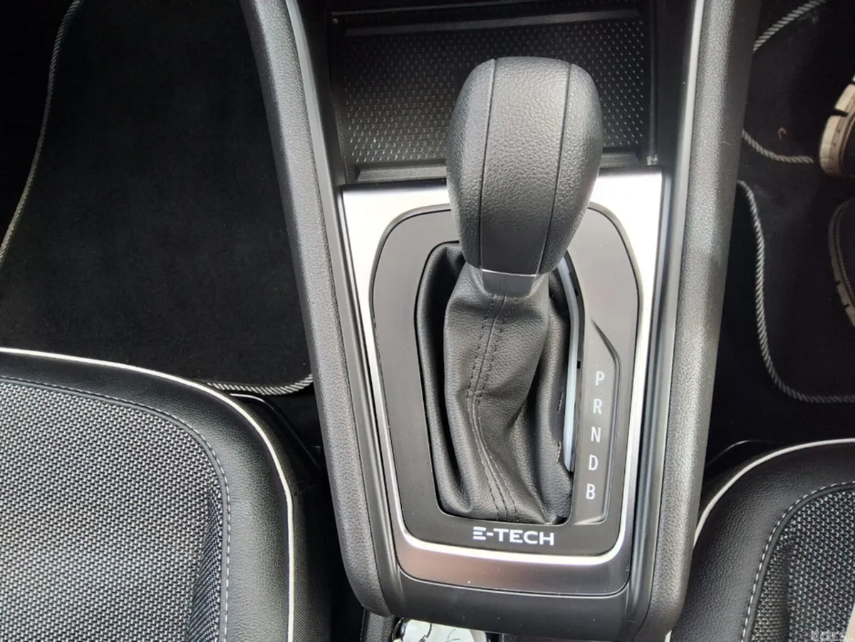 Renault Captur SUV, Petrol Plug-in Hybrid, 2023, Grey