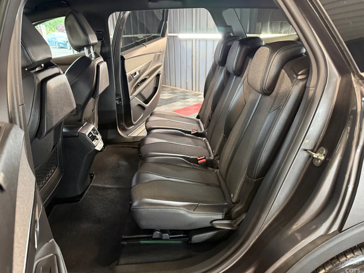 Peugeot 5008 MPV, Diesel, 2023, Grey