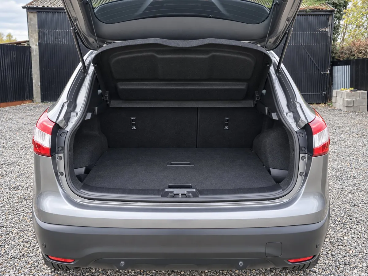 Nissan Qashqai Hatchback, Diesel, 2016, Grey