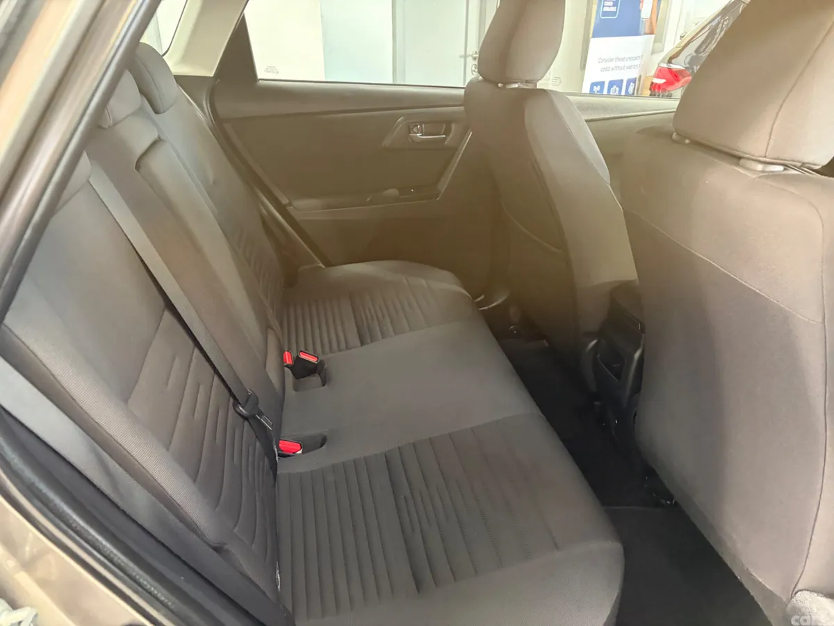 Toyota Auris Estate/Jeep, Petrol, 2018, Grey