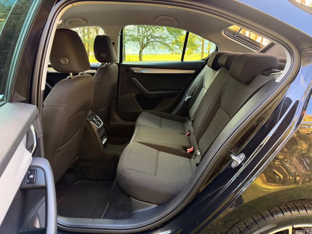 Skoda Octavia Saloon, Diesel, 2017, Black