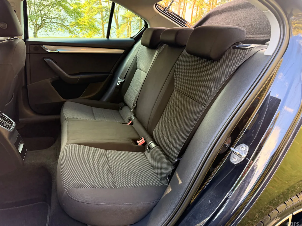 Skoda Octavia Saloon, Diesel, 2017, Black