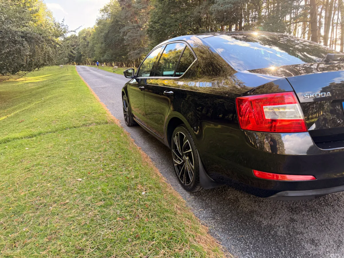 Skoda Octavia Saloon, Diesel, 2017, Black