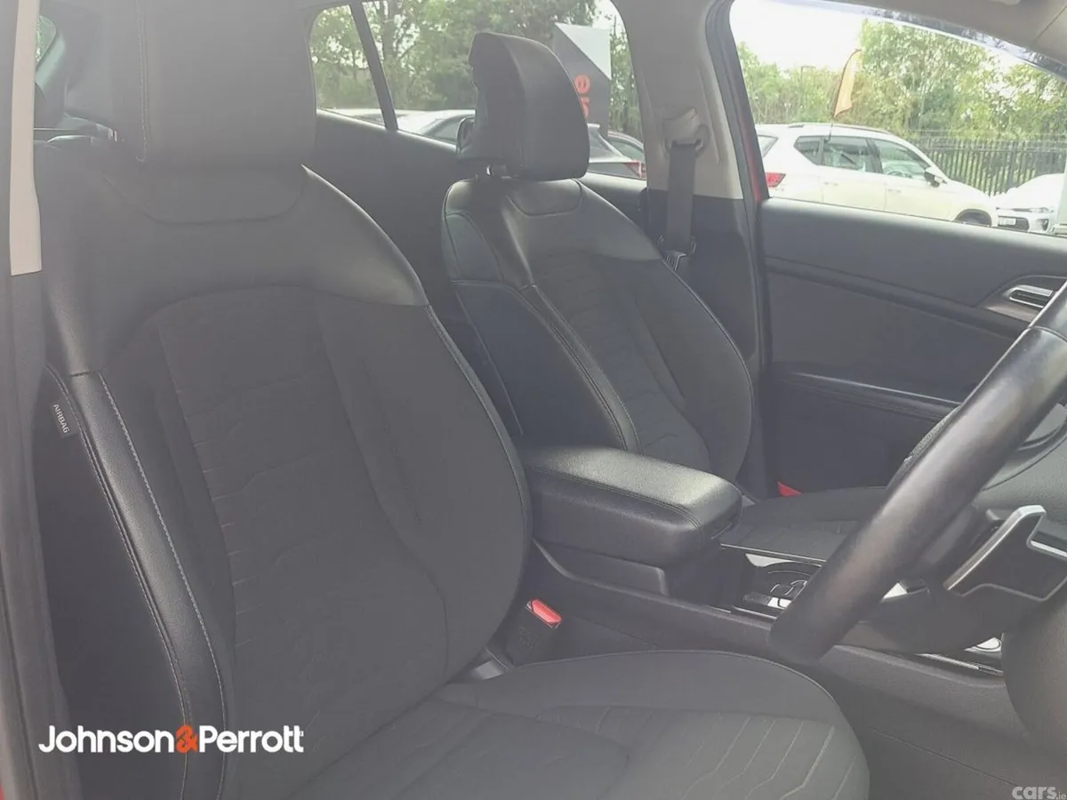 Kia Sportage SUV, Petrol Hybrid, 2023, Red