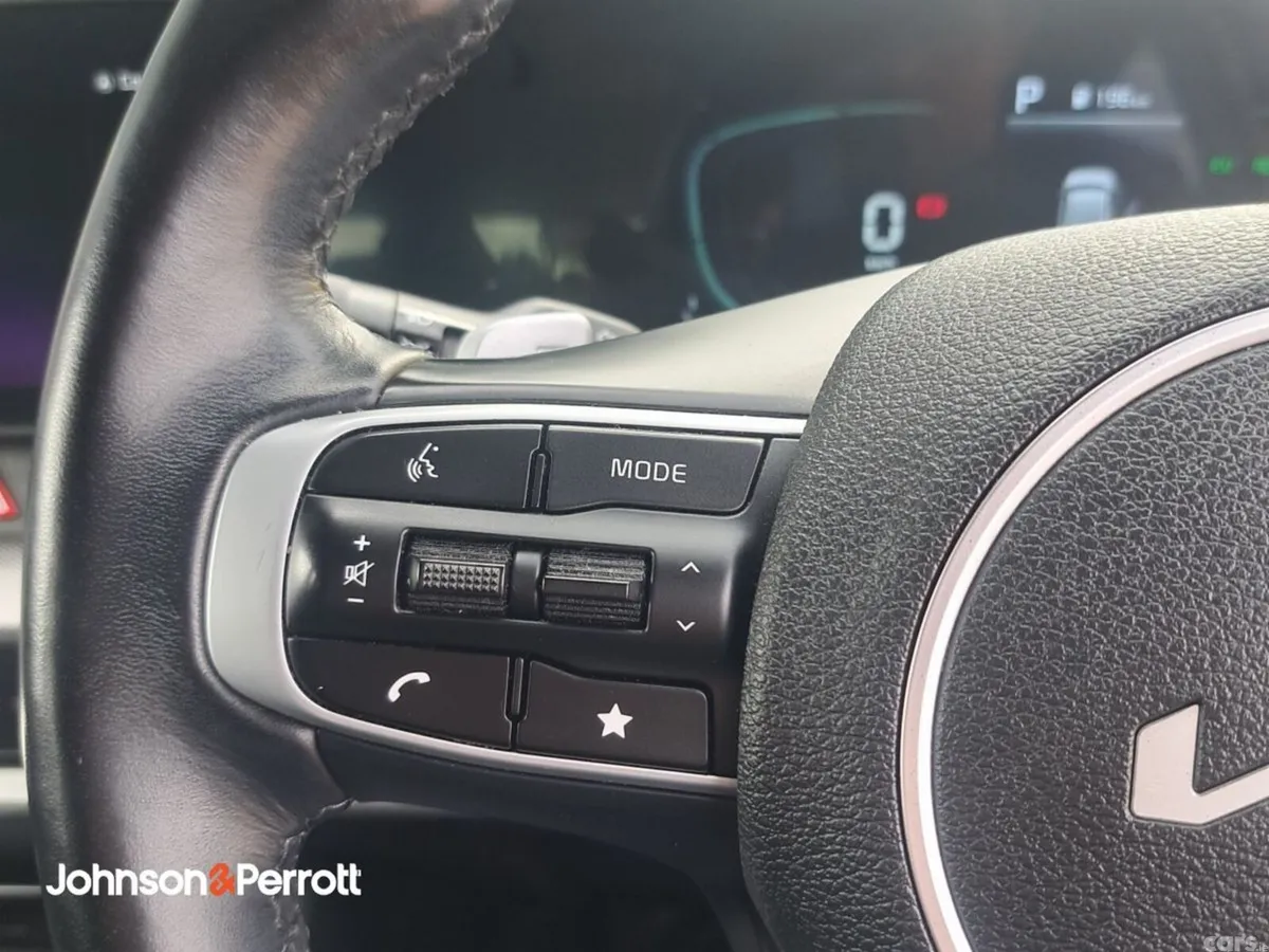 Kia Sportage SUV, Petrol Hybrid, 2023, Red