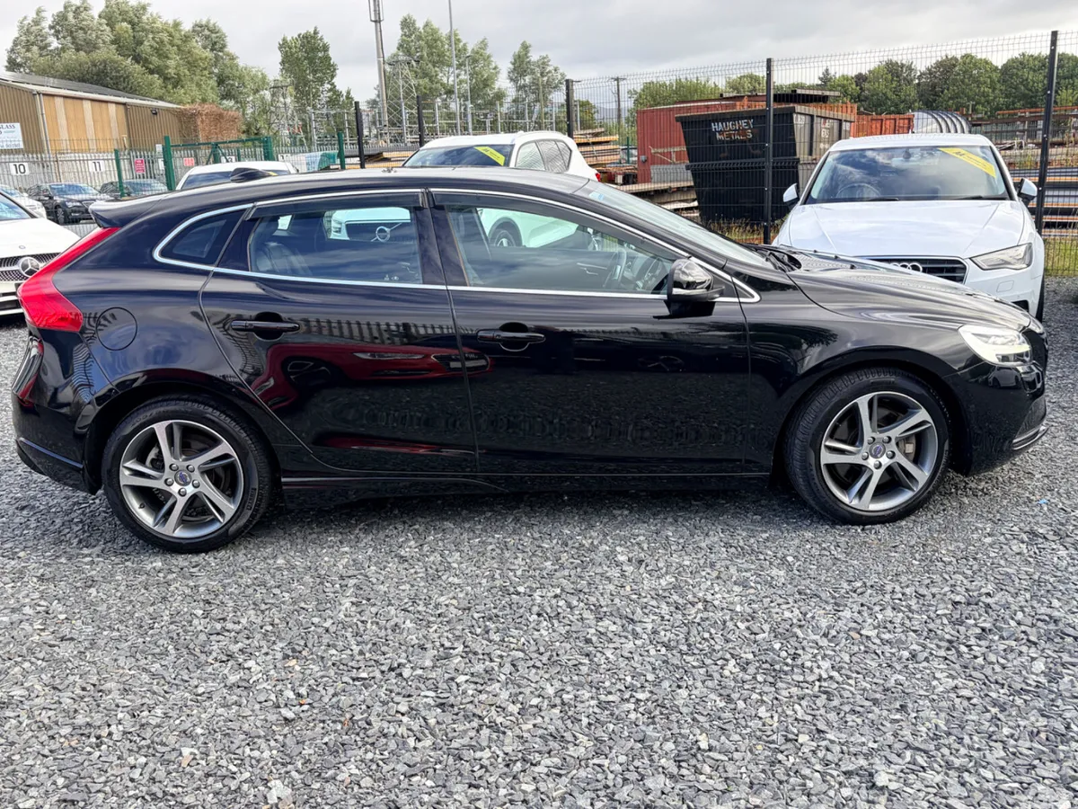 Volvo V40 Hatchback, Diesel, 2019, Black