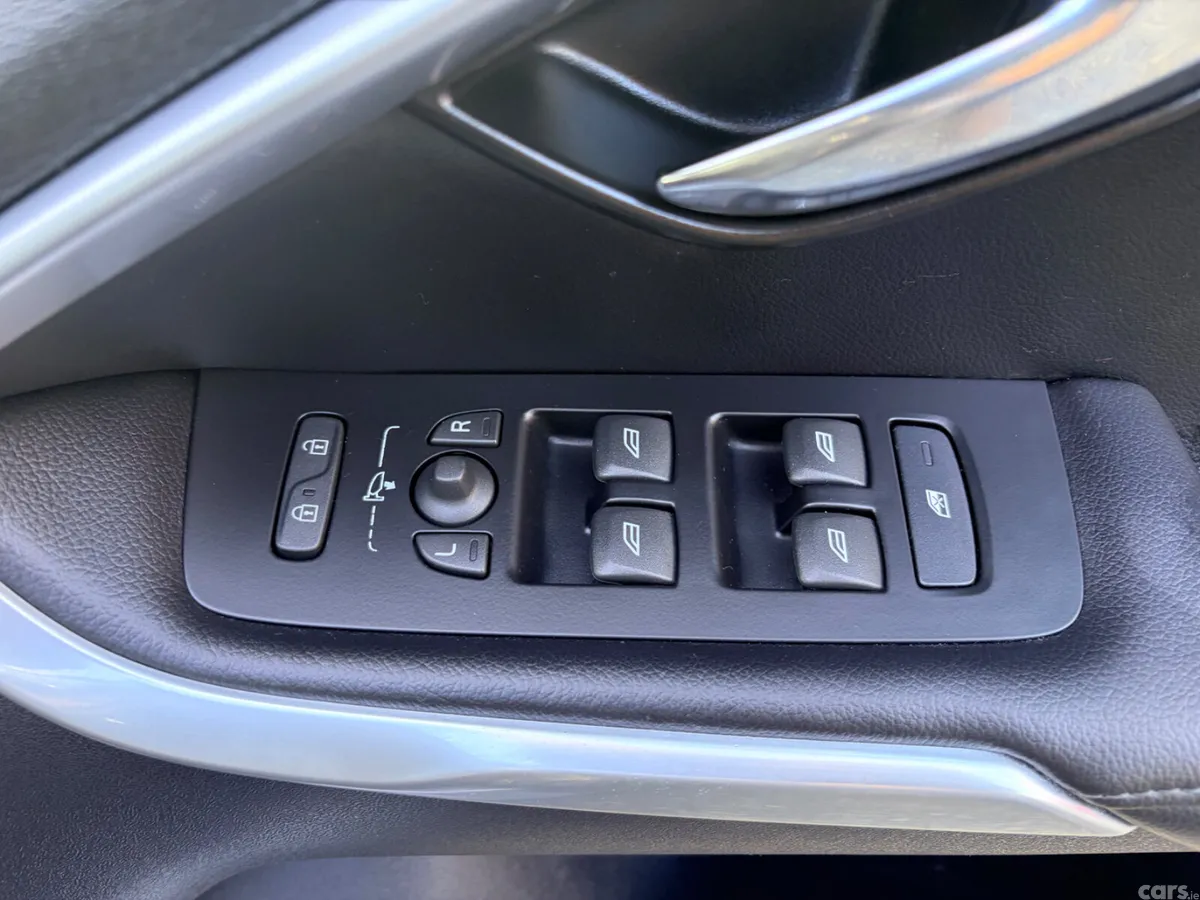 Volvo V40 Hatchback, Diesel, 2019, Black