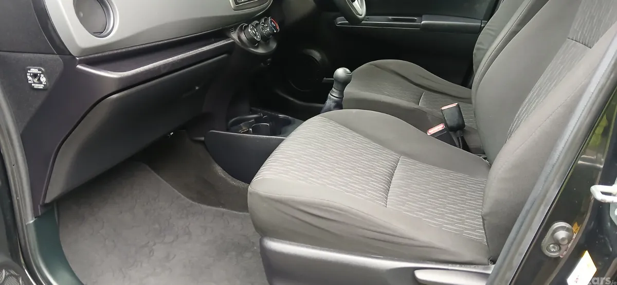 Toyota Yaris Hatchback, Petrol, 2013, Black