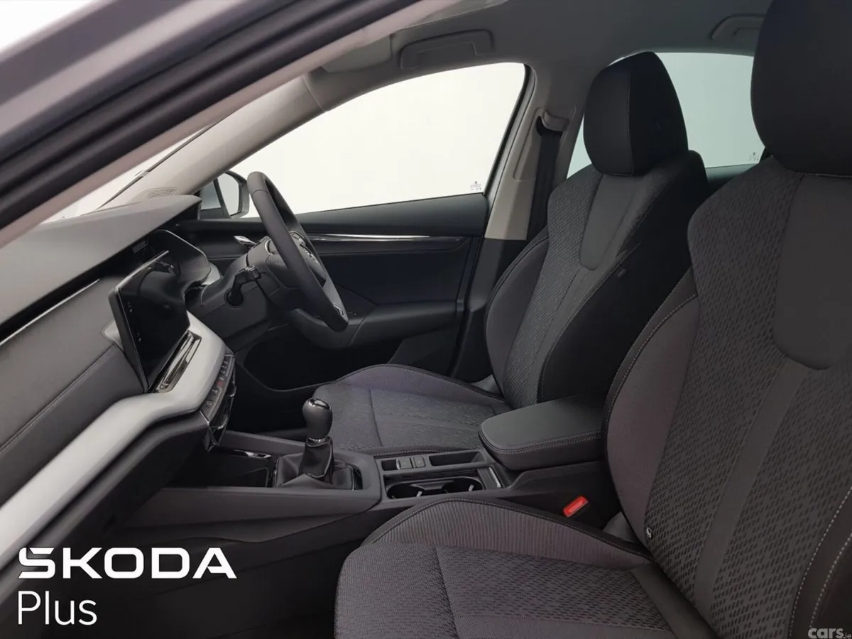 Skoda Octavia Saloon, Petrol, 2024, Silver