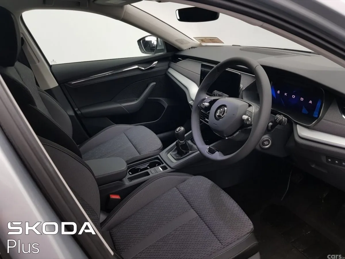 Skoda Octavia Saloon, Petrol, 2024, Silver