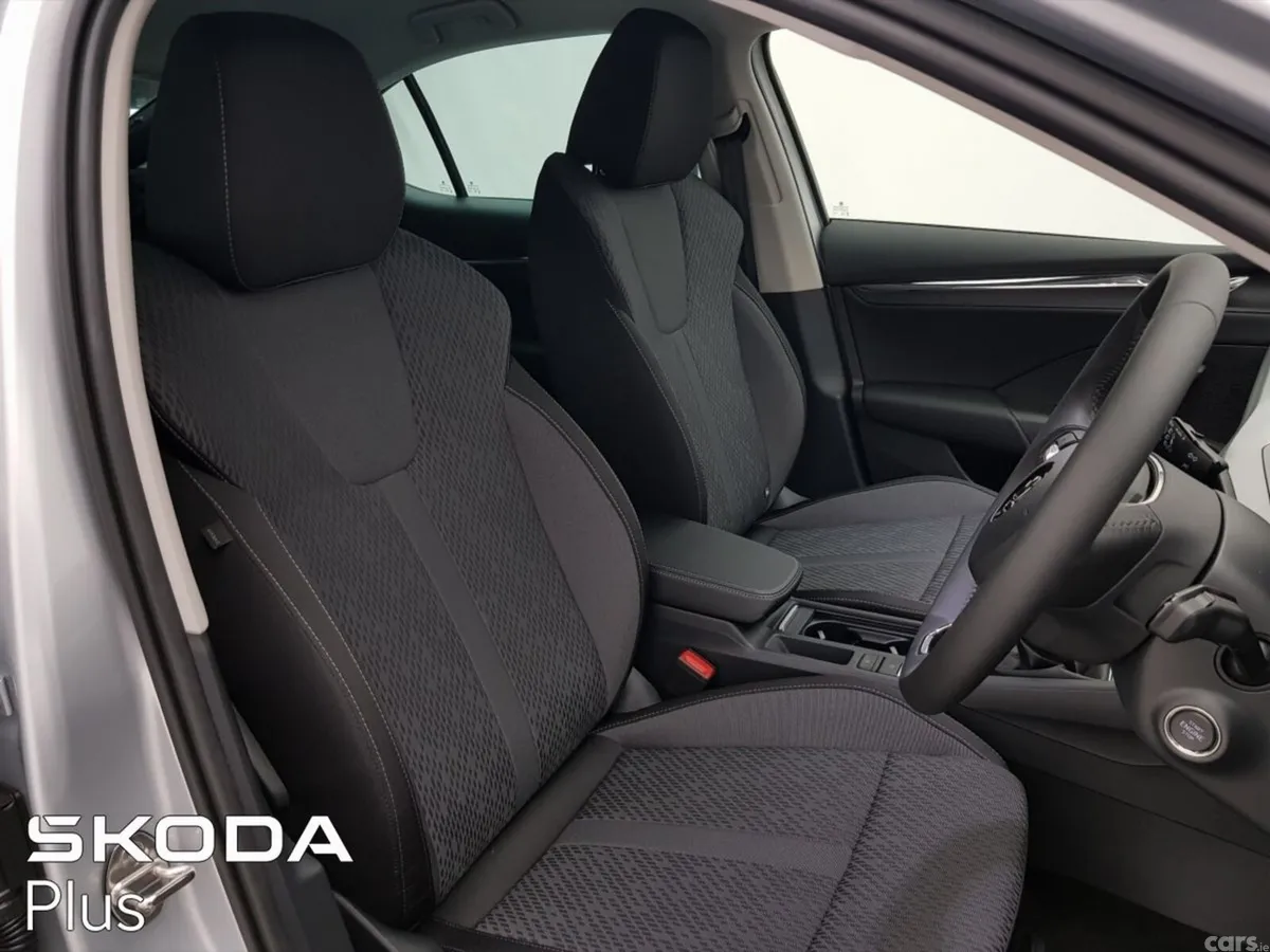 Skoda Octavia Saloon, Petrol, 2024, Silver
