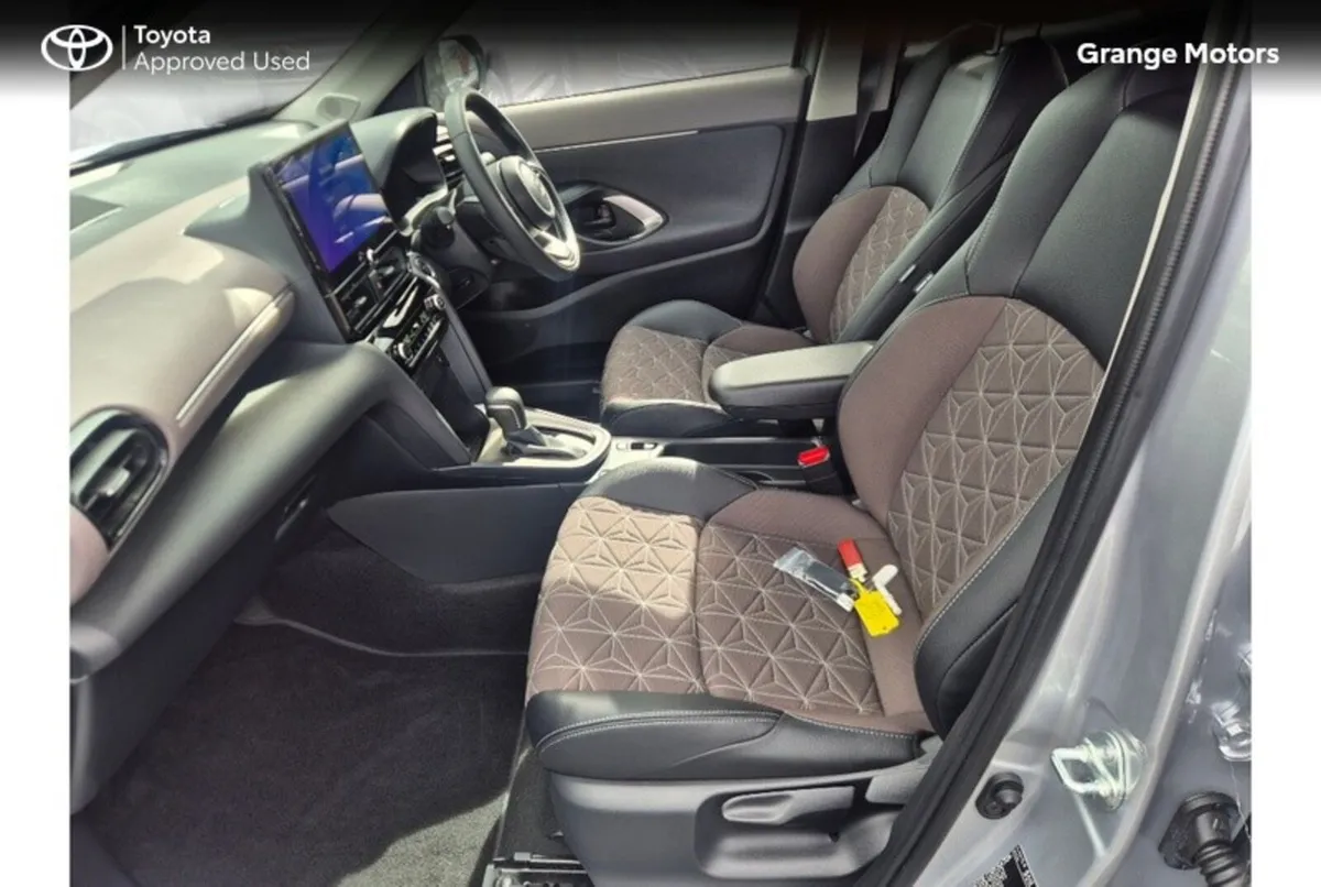 Toyota Yaris Cross Hatchback, Petrol Hybrid, 2025, Silver