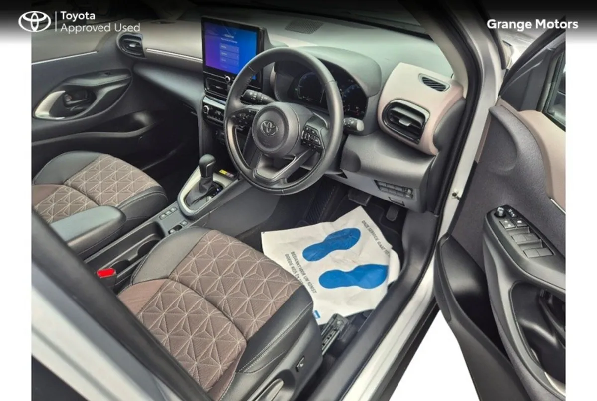 Toyota Yaris Cross Hatchback, Petrol Hybrid, 2025, Silver