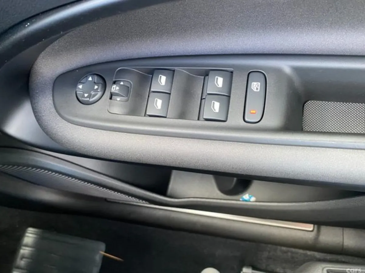 Alfa Romeo Junior Hatchback, Petrol Hybrid, 2026, White