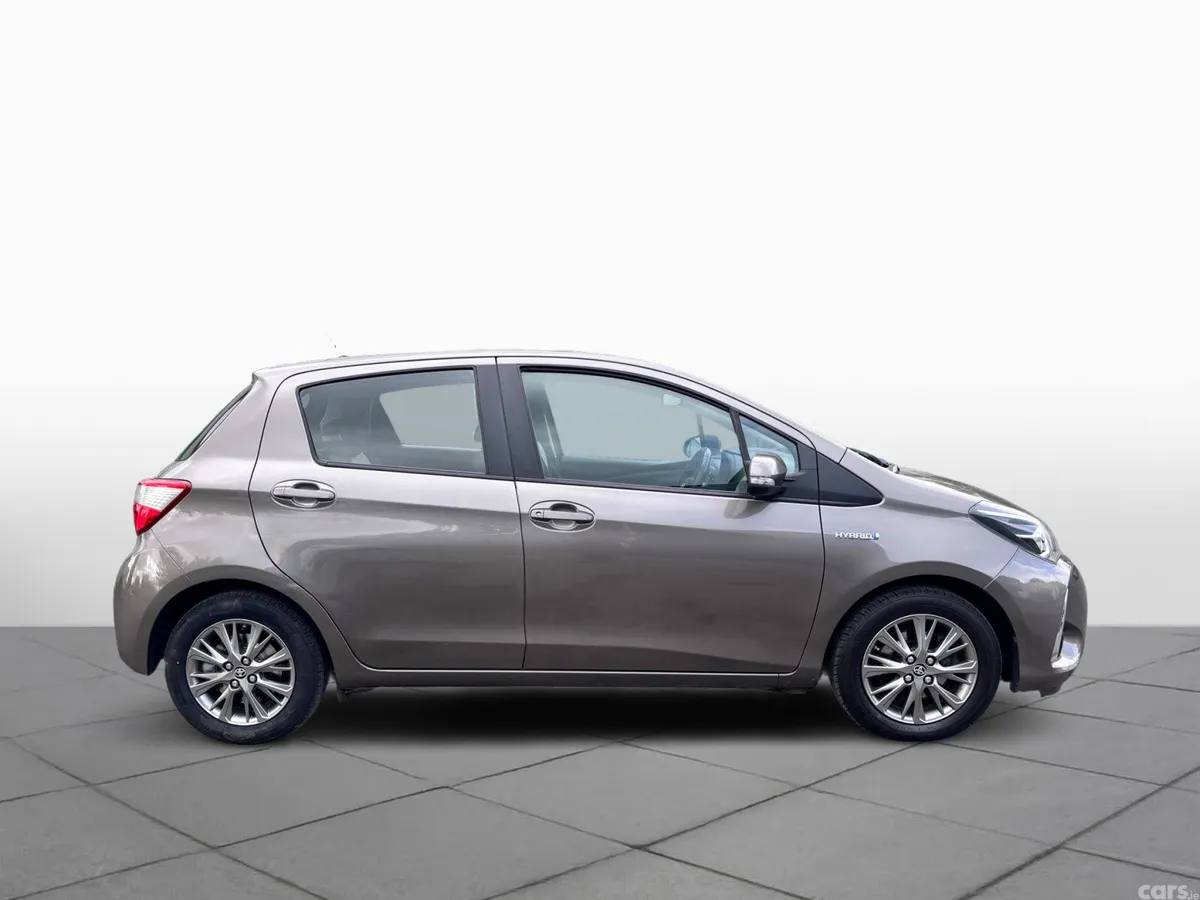 Toyota Yaris MPV, Petrol Hybrid, 2018, Grey