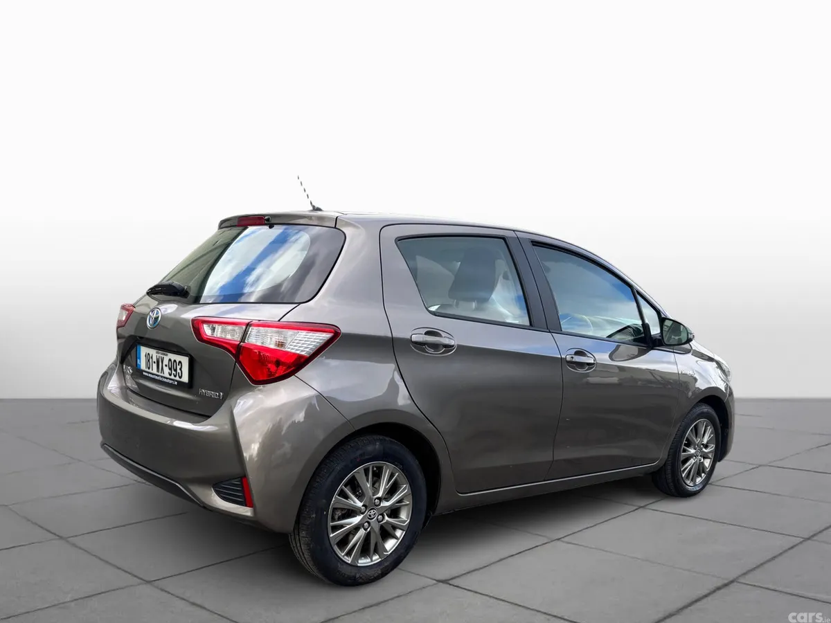 Toyota Yaris MPV, Petrol Hybrid, 2018, Grey