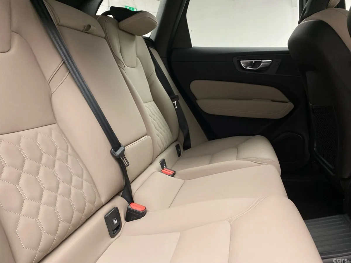 Volvo XC60 SUV, Petrol Plug-in Hybrid, 2026, Green