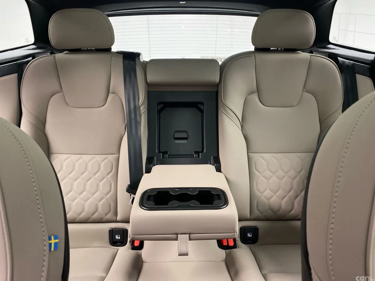 Volvo XC60 SUV, Petrol Plug-in Hybrid, 2026, Green