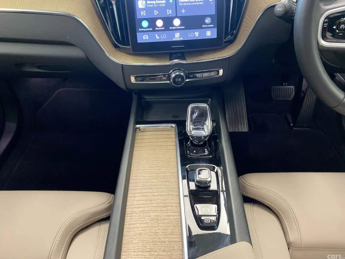 Volvo XC60 SUV, Petrol Plug-in Hybrid, 2026, Green