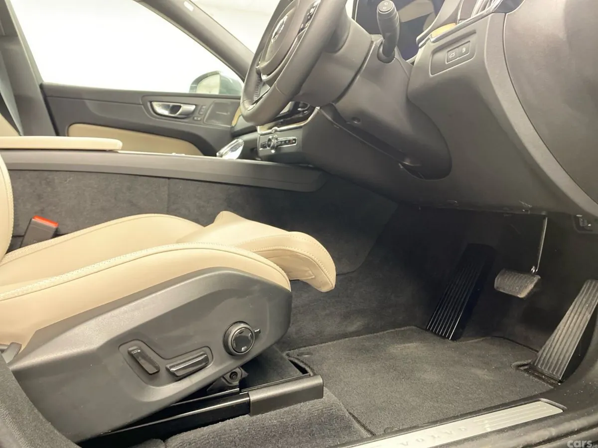 Volvo XC60 SUV, Petrol Plug-in Hybrid, 2026, Green