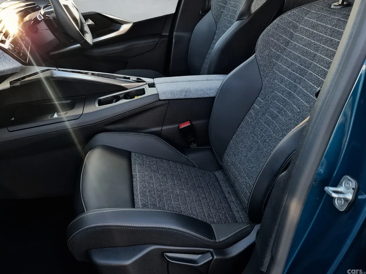 Peugeot 5008 MPV, Petrol Hybrid, 2026, Blue