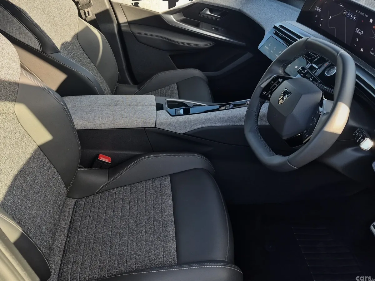 Peugeot 5008 MPV, Petrol Hybrid, 2026, Blue