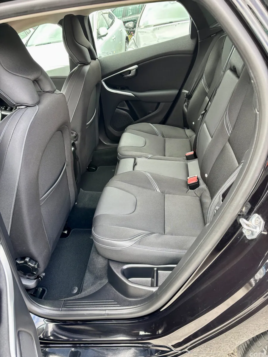 Volvo V40 Hatchback, Diesel, 2018, Black