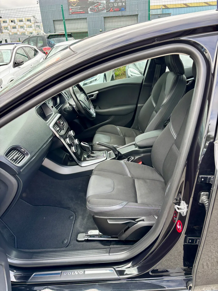 Volvo V40 Hatchback, Diesel, 2018, Black