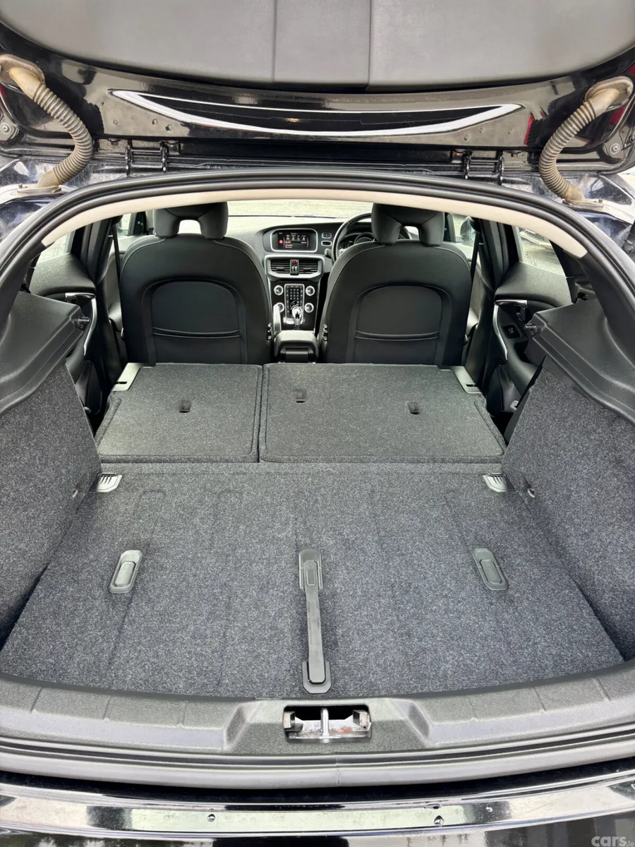 Volvo V40 Hatchback, Diesel, 2018, Black