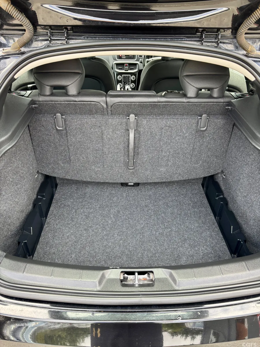 Volvo V40 Hatchback, Diesel, 2018, Black
