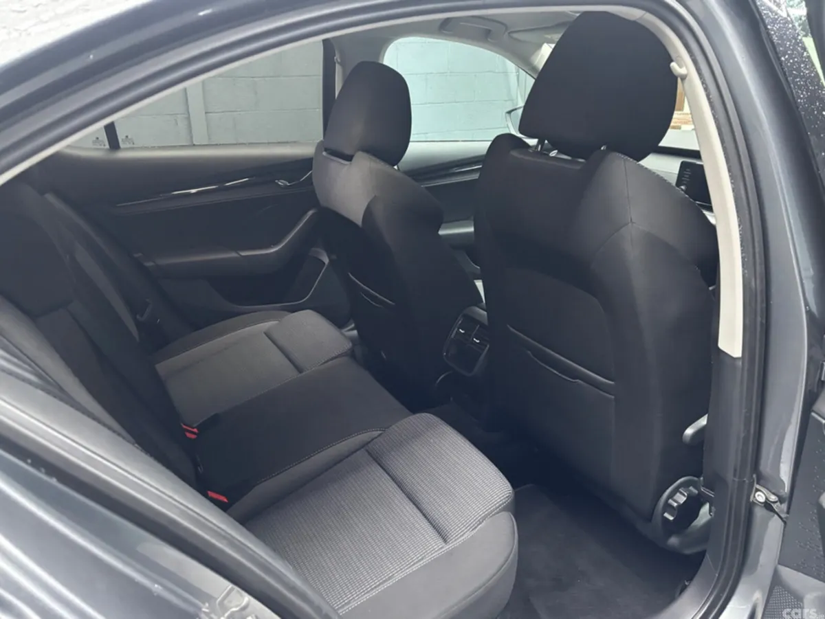 Skoda Octavia Hatchback, Diesel, 2023, Grey