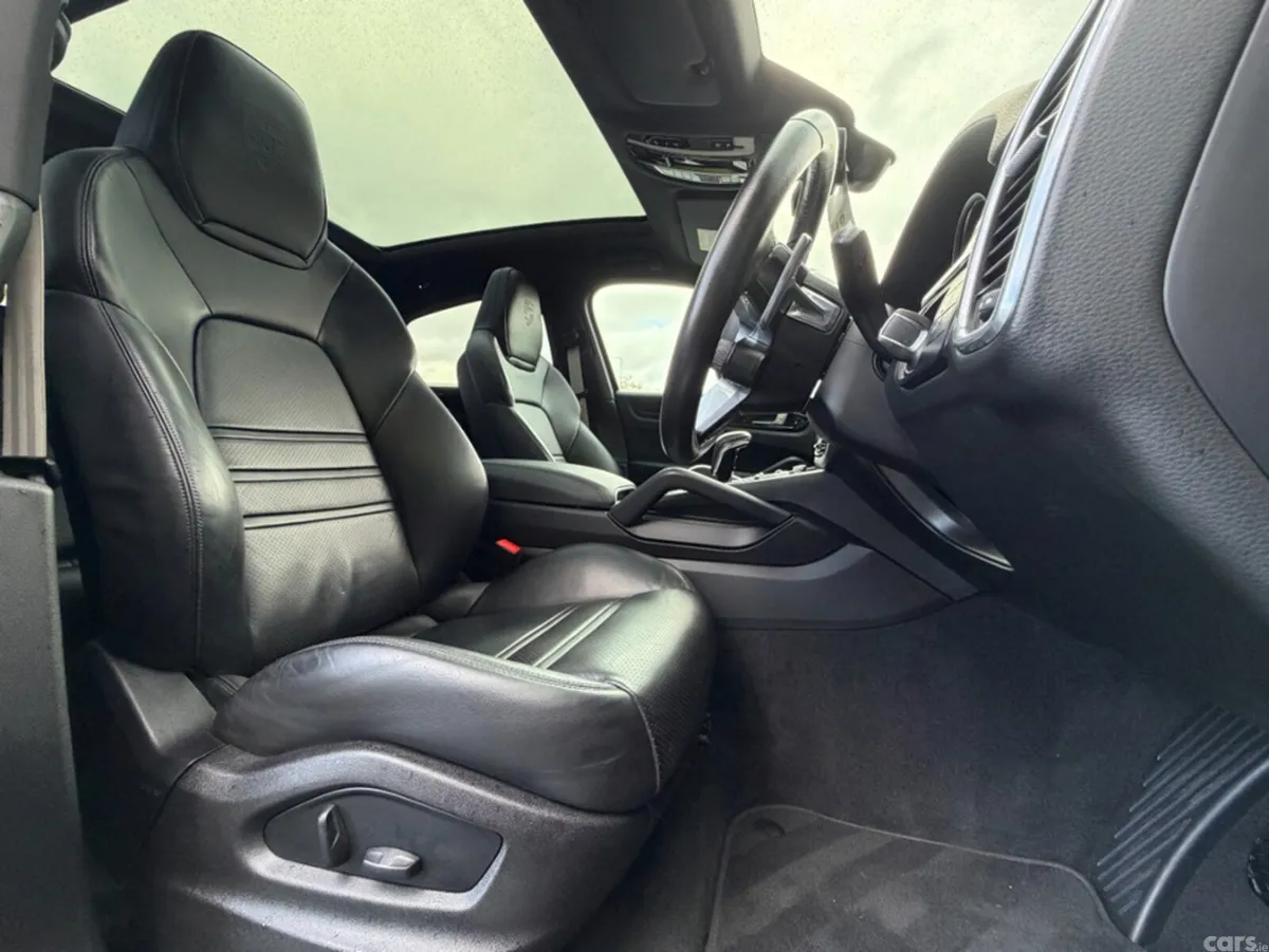 Porsche Cayenne Coupe, Petrol Plug-in Hybrid, 2022, Black