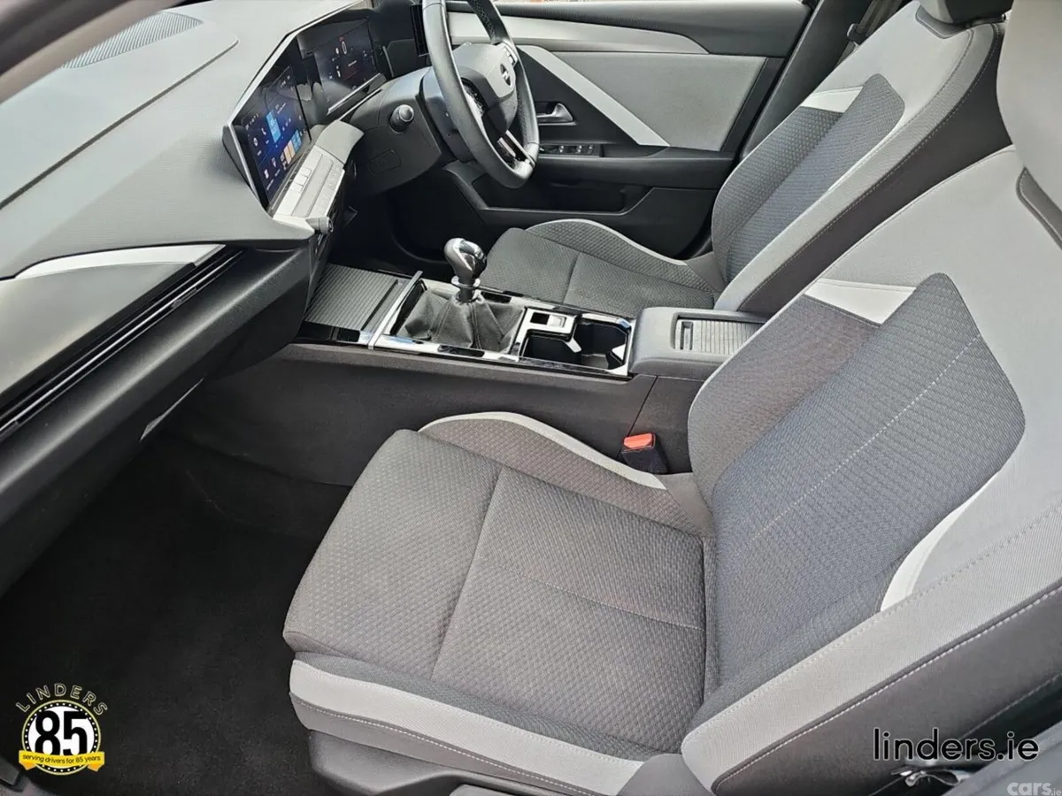 Opel Astra Hatchback, Petrol, 2023, Black